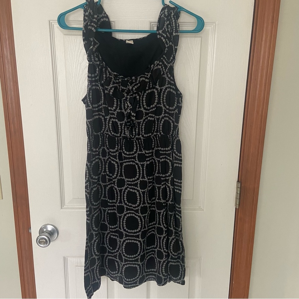 Old Navy black circle dot ruffle neckline dress size M EUC